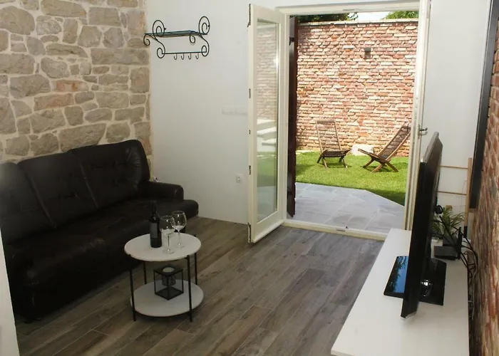 Apartament Old House